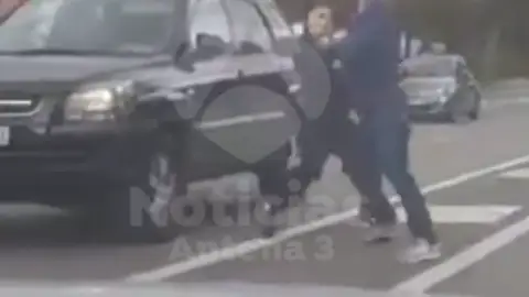 La Policía busca a dos conductores se pegan en mitad de la calzada en Marbella La Policía busca a dos conductores se pegan en mitad de la calzada en Marbella