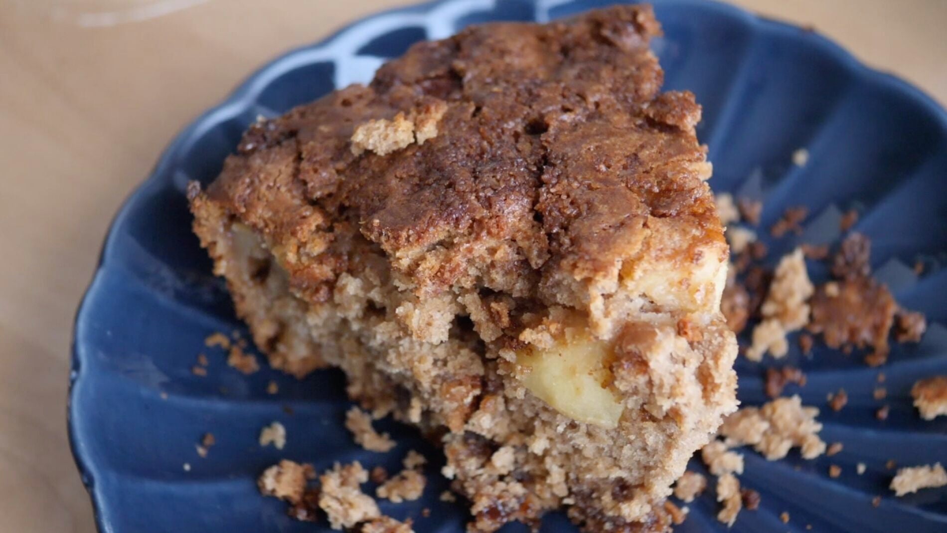 Al rico bizcocho de manzana y canela.