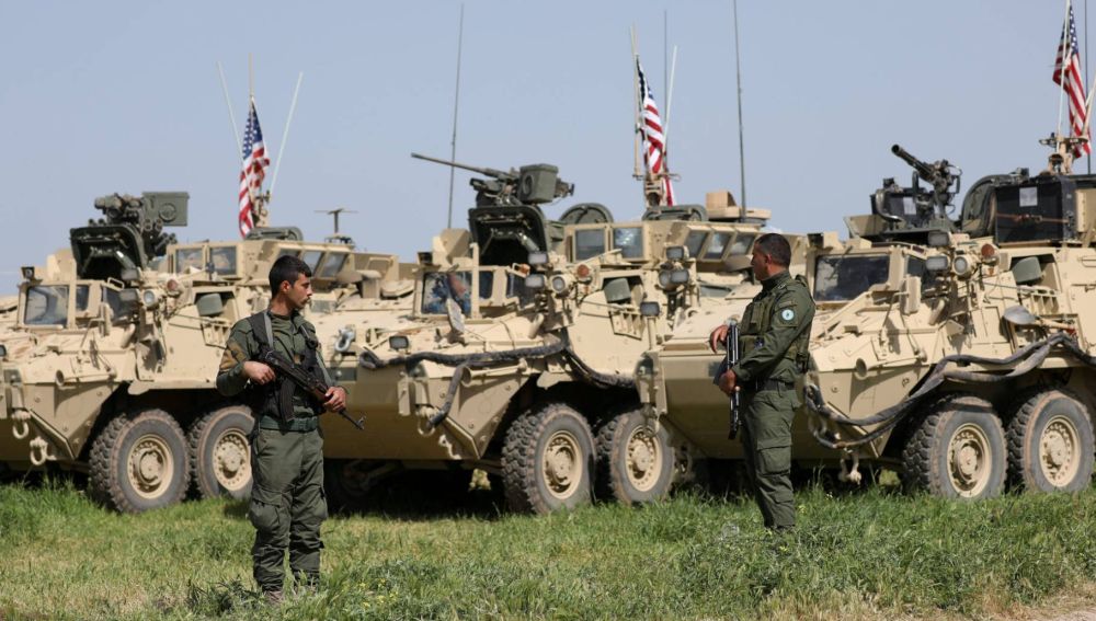 Milicianos Kurdos en Siria junto con vehículos militares estadounidenses