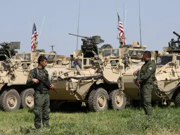 Milicianos Kurdos en Siria junto con vehículos militares estadounidenses Milicianos Kurdos en Siria junto con vehículos militares estadounidenses