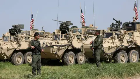 Milicianos Kurdos en Siria junto con vehículos militares estadounidenses Cerca de la frontera con Turquía