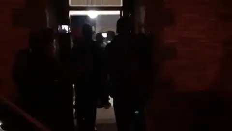 Detenido el hombre que ha matado a su madre y se atrincheraba en su vivienda en Fuentes de Ebro Detenido el hombre que ha matado a su madre y se atrincheraba en su vivienda en Fuentes de Ebro