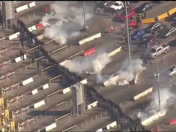Estados Unidos dispara gases lacrimógenos entre la frontera de San Diego y Tijuana Estados Unidos dispara gases lacrimógenos entre la frontera de San Diego y Tijuana