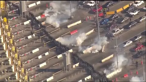 Estados Unidos dispara gases lacrimógenos entre la frontera de San Diego y Tijuana Estados Unidos dispara gases lacrimógenos entre la frontera de San Diego y Tijuana