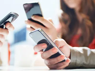 Usuarios con sus móviles Usuarios con sus móviles