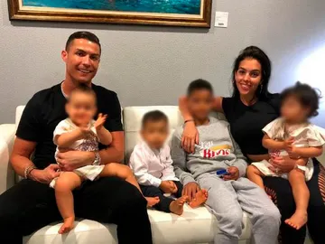 Cristiano Ronaldo y Georgina con sus hijos Cristiano Ronaldo y Georgina con sus hijos