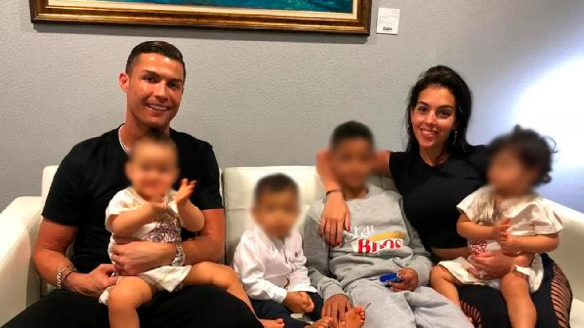 Cristiano Ronaldo y Georgina con sus hijos