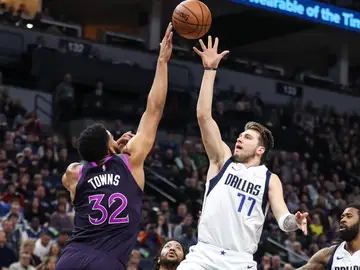 Doncic lanza una 'bomba' por encima de Karl-Anthony Towns Doncic lanza una 'bomba' por encima de Karl-Anthony Towns