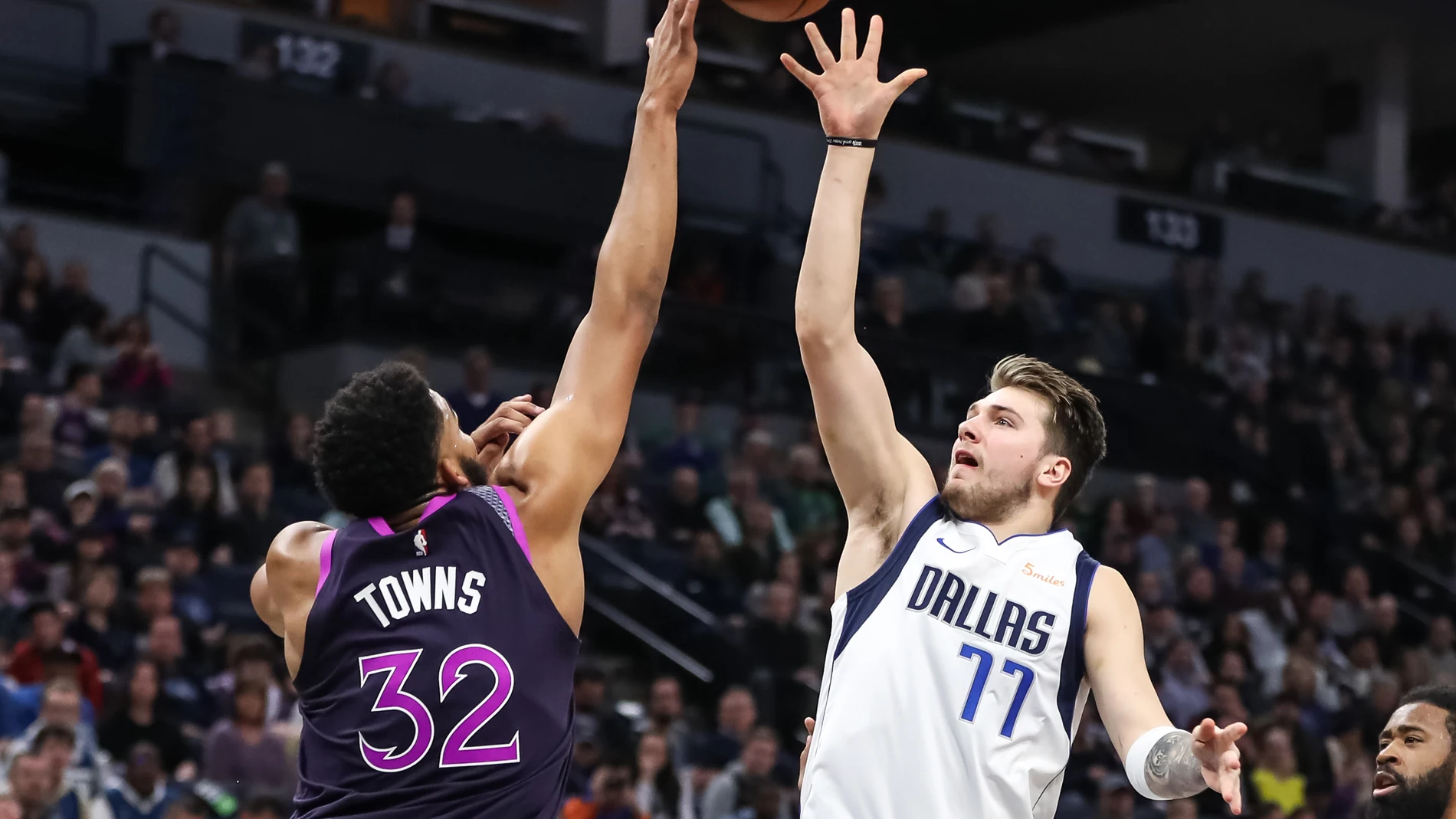 Doncic lanza una 'bomba' por encima de Karl-Anthony Towns Doncic lanza una 'bomba' por encima de Karl-Anthony Towns