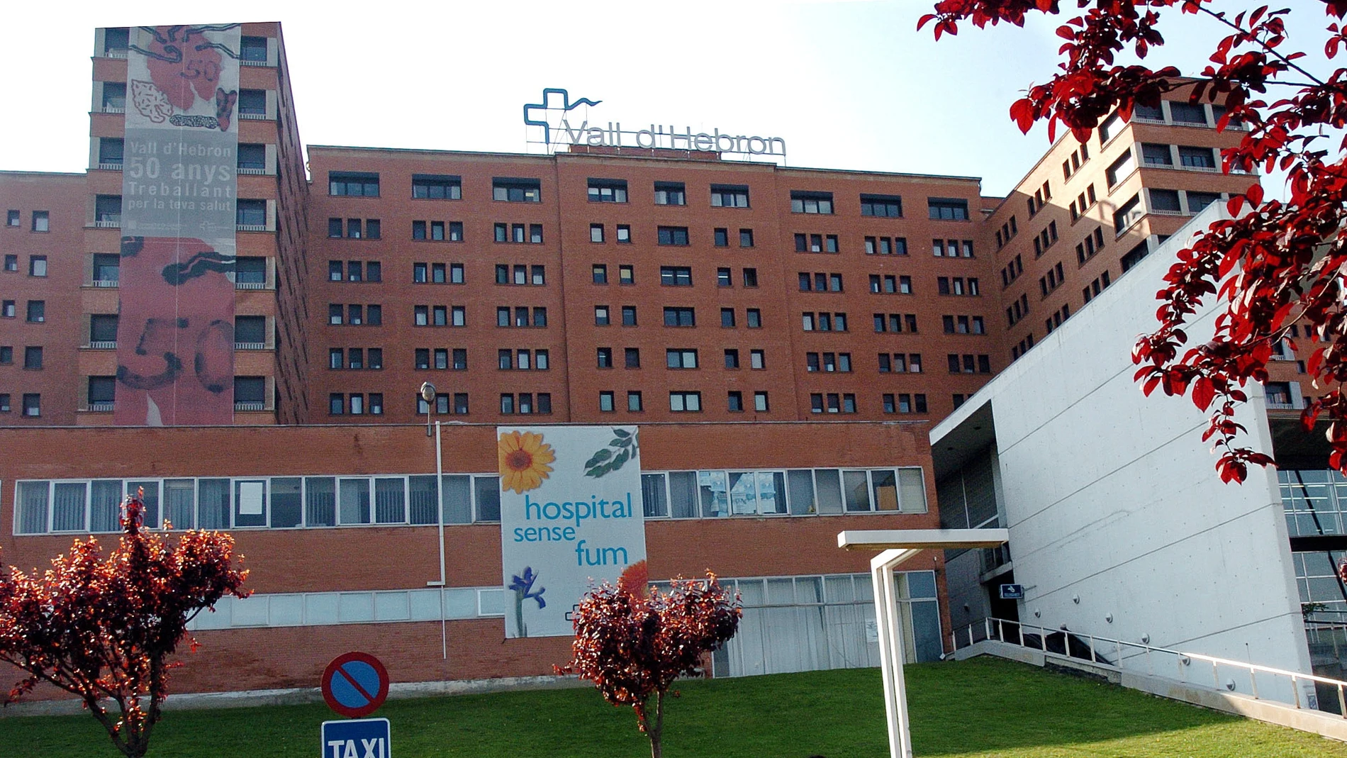 Vista general de la fachada principal del Hospital Vall d'Hebron de Barcelona Vista general de la fachada principal del Hospital Vall d'Hebron de Barcelona