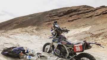 La moto de Sara García, atrapada en las dunas