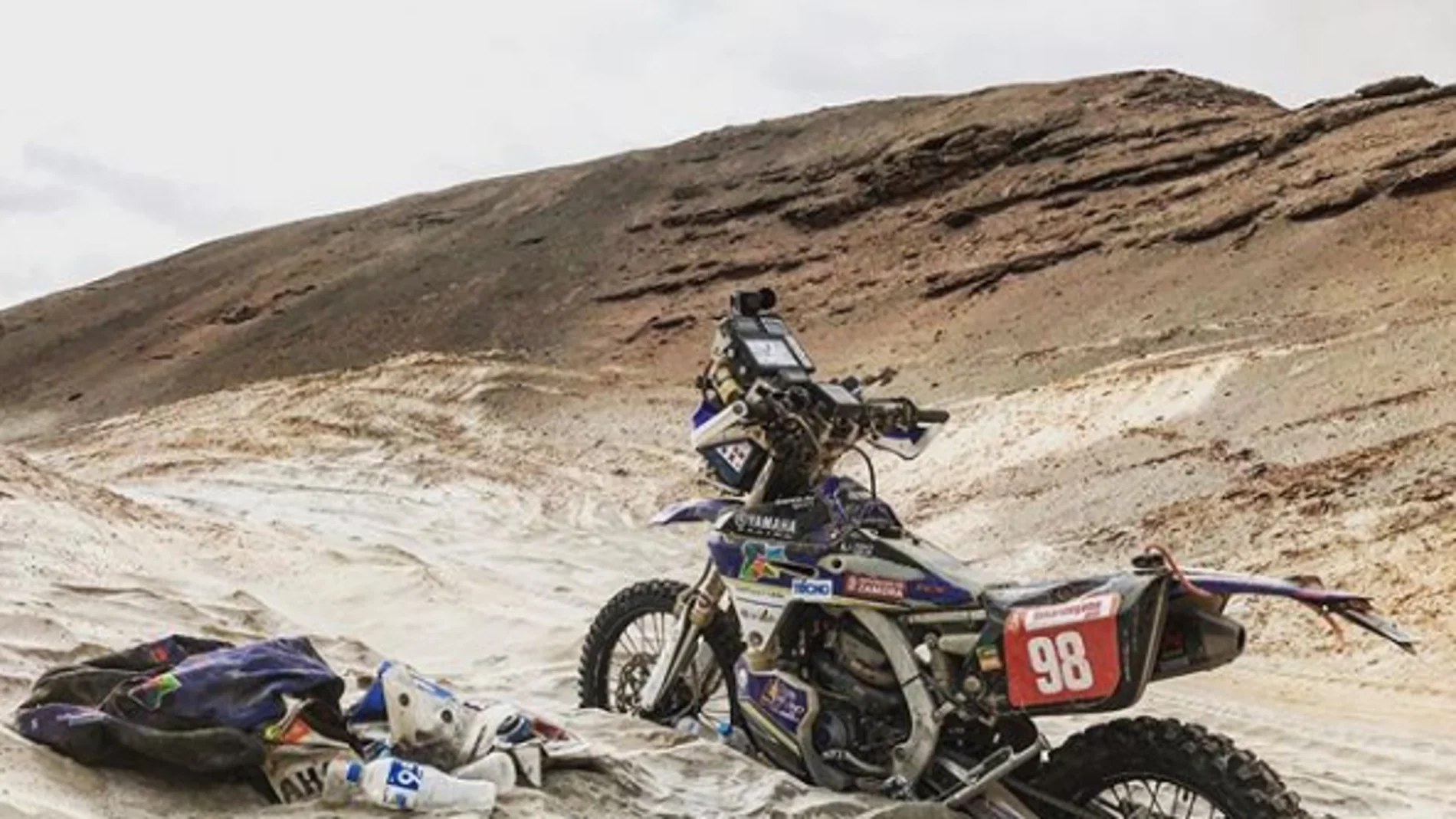 La moto de Sara García, atrapada en las dunas La moto de Sara García, atrapada en las dunas