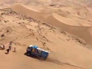 Expulsan a un piloto de camiones del Dakar por darse a la fuga tras atropellar a un espectador
