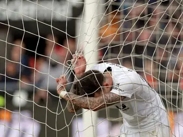 Santi Mina se desespera en el partido contra el Valladolid Santi Mina se desespera en el partido contra el Valladolid