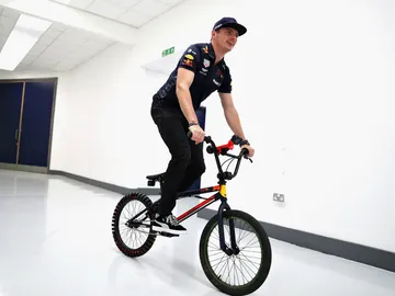 Max Verstappen, en bicicleta Max Verstappen, en bicicleta