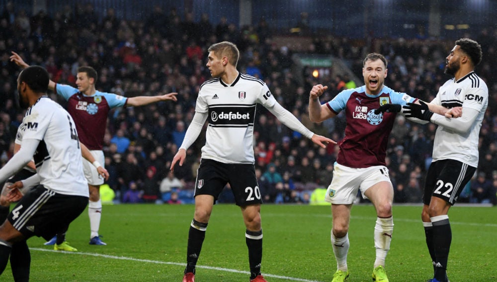 El Burnley celebra un gol del Fulham en propia puerta