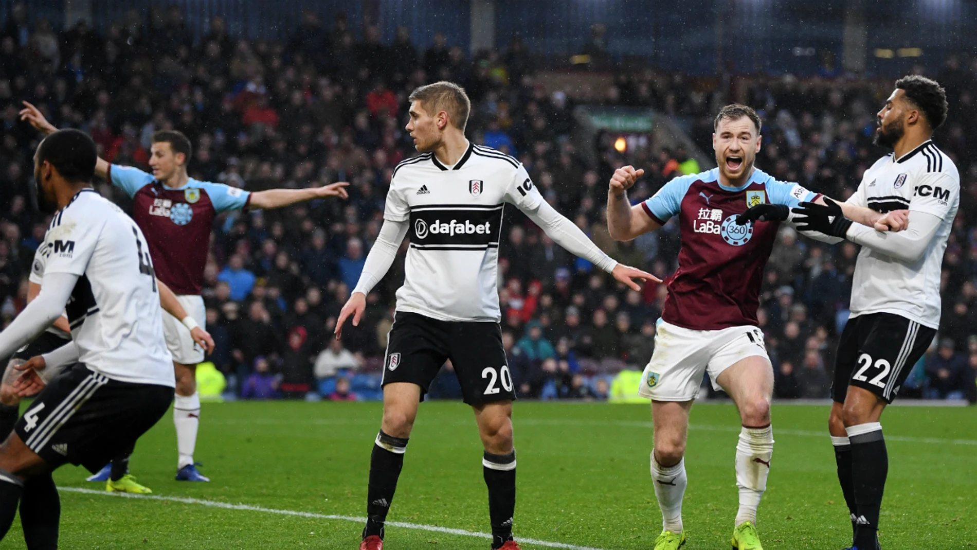 El Burnley celebra un gol del Fulham en propia puerta El Burnley celebra un gol del Fulham en propia puerta