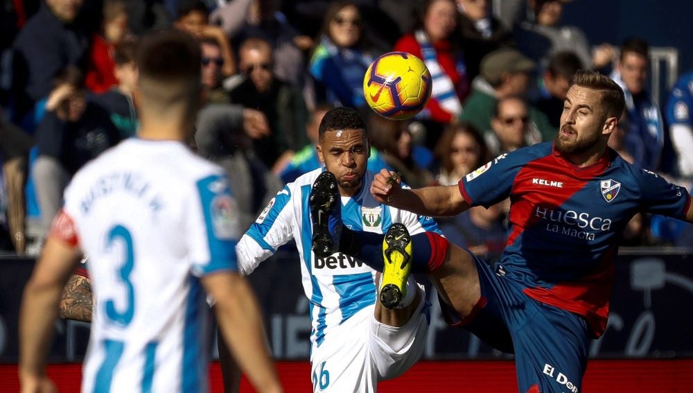 En-Nesyri y Pulido se disputan la posesión del balón