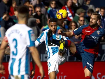 En-Nesyri y Pulido se disputan la posesión del balón En-Nesyri y Pulido se disputan la posesión del balón