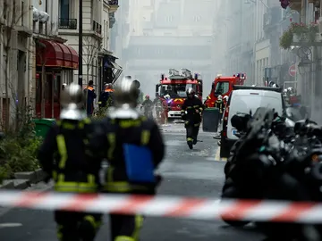 Dispositivo de Bomberos en el exterterior del lugar de la explosión en París Dispositivo de Bomberos en el exterterior del lugar de la explosión en París