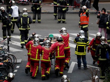 Los bomberos trasladan a uno de los heridos