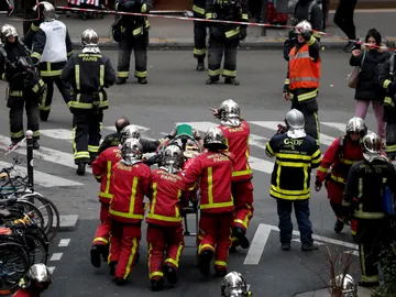 Los bomberos trasladan a uno de los heridos Los bomberos trasladan a uno de los heridos