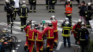 Los bomberos trasladan a uno de los heridos
