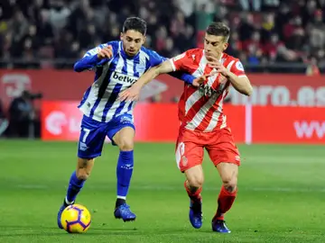 Sobrino y Pons se disputan la posesión del balón Sobrino y Pons se disputan la posesión del balón