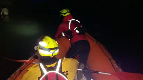 Bomberos buscan al piragüista desaparecido en el río Júcar Bomberos buscan al piragüista desaparecido en el río Júcar