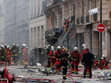 Los bomberos de París trabajan en la extinción 