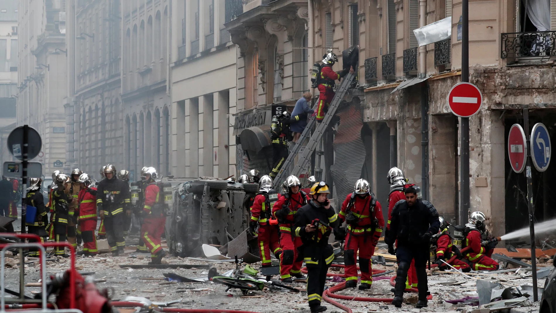Los bomberos de París trabajan en la extinción Los bomberos de París trabajan en la extinción