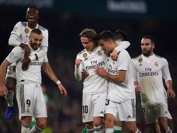 Los jugadores del Real Madrid celebran el gol de Modric contra el Betis Los jugadores del Real Madrid celebran el gol de Modric contra el Betis
