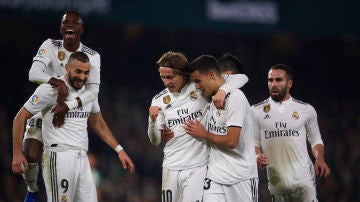 Los jugadores del Real Madrid celebran el gol de Modric contra el Betis