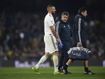 Benzema se duele de su mano derecha Benzema se duele de su mano derecha