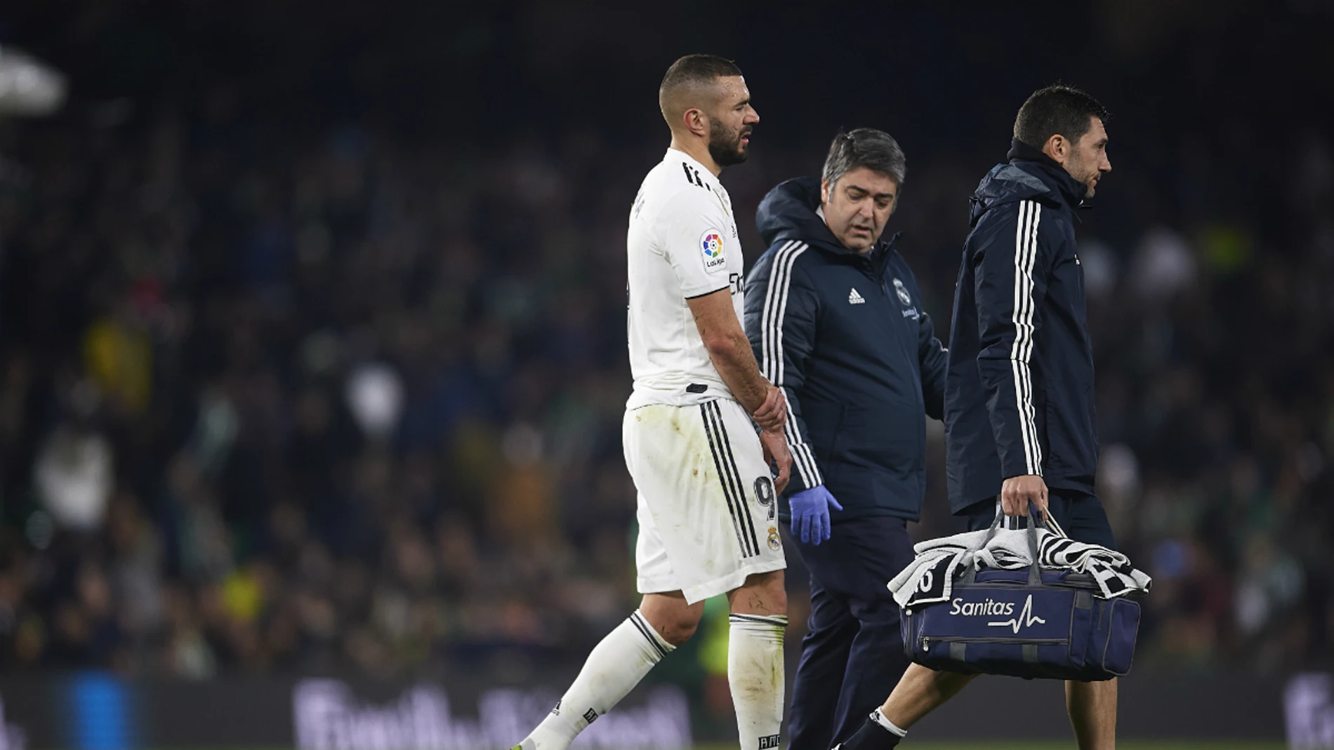 Benzema se duele de su mano derecha Benzema se duele de su mano derecha