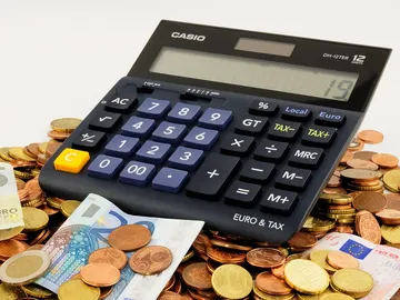 Imagen de archivo de monedas y billetes Imagen de archivo de monedas y billetes