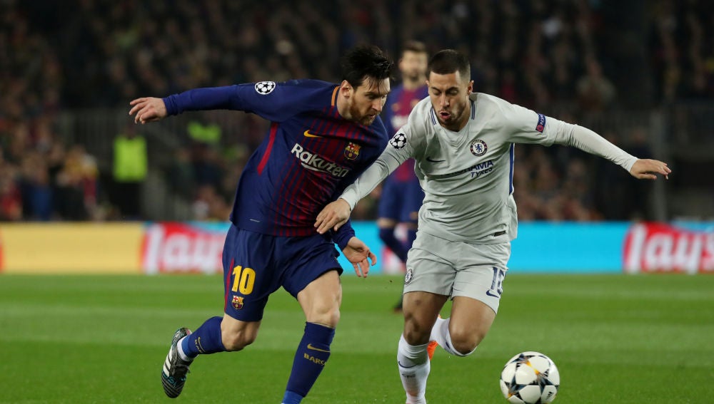 Messi y Hazard se disputan la posesión del balón