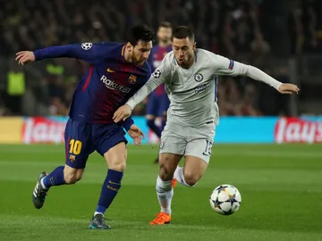 Messi y Hazard se disputan la posesión del balón Messi y Hazard se disputan la posesión del balón
