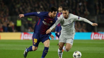 Messi y Hazard se disputan la posesión del balón