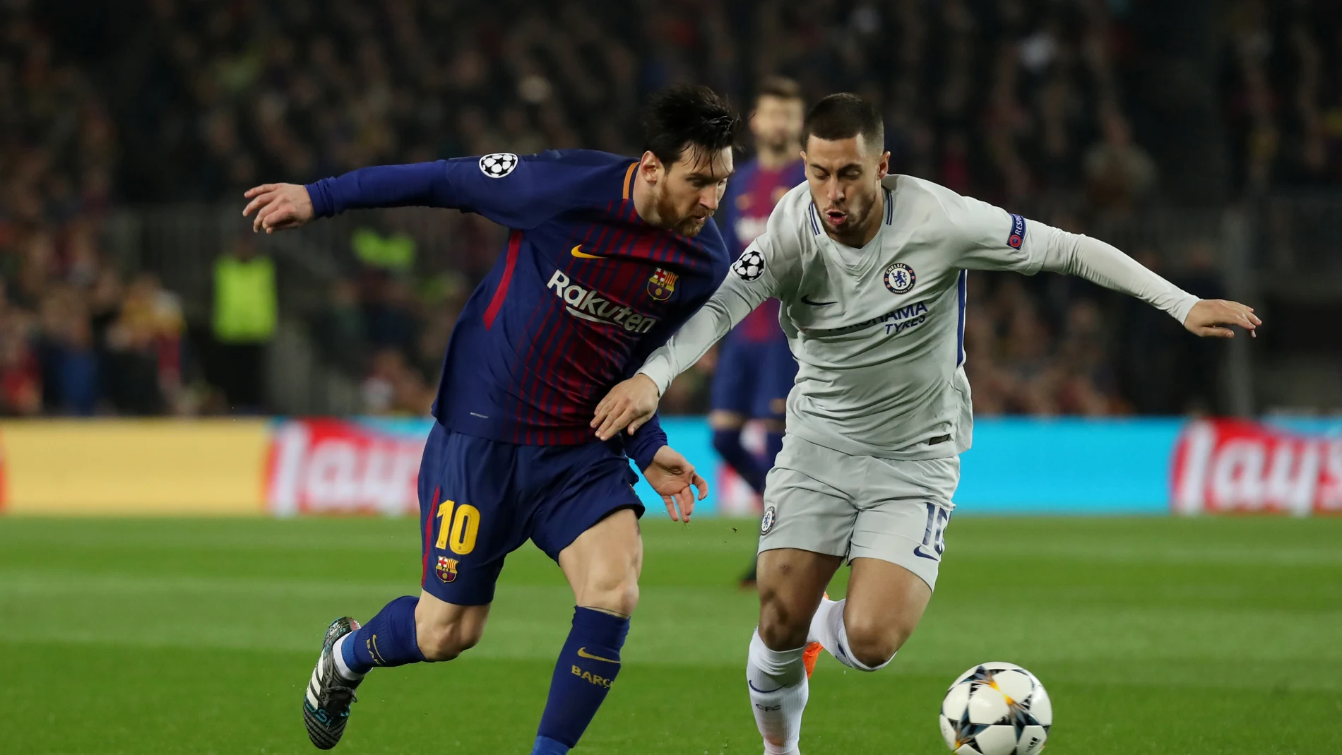 Messi y Hazard se disputan la posesión del balón Messi y Hazard se disputan la posesión del balón