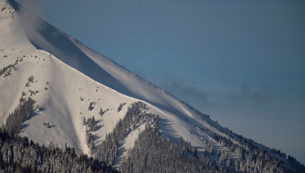 El viento desprende la nieve de una montaña en St Johann am Tauern (Austria)