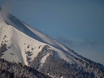 El viento desprende la nieve de una montaña en St Johann am Tauern (Austria) 