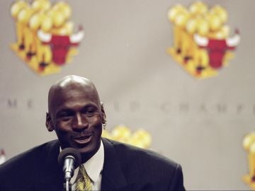 Michael Jordan anuncia su retirada del baloncesto en 1999