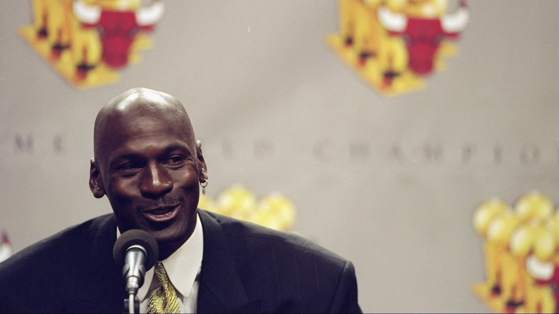 Michael Jordan anuncia su retirada del baloncesto en 1999 Michael Jordan anuncia su retirada del baloncesto en 1999