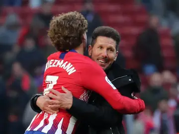 Griezmann se abraza con Simeone en el partido contra el Levante Griezmann se abraza con Simeone en el partido contra el Levante