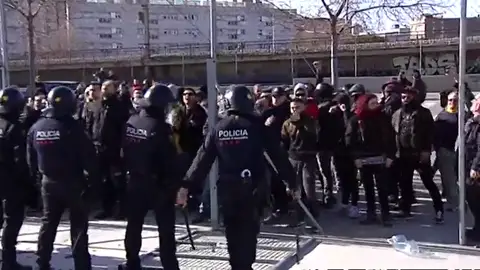 Los Mossos dispersan una protesta contra un acto de Vox en L'Hospitalet de Llobregat Los Mossos dispersan una protesta contra un acto de Vox en L'Hospitalet de Llobregat