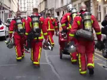 Hallan el cuerpo de una mujer entre los escombros tras la explosión en una panadería de París Hallan el cuerpo de una mujer entre los escombros tras la explosión en una panadería de París