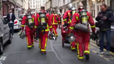 Hallan el cuerpo de una mujer entre los escombros tras la explosión en una panadería de París Hallan el cuerpo de una mujer entre los escombros tras la explosión en una panadería de París
