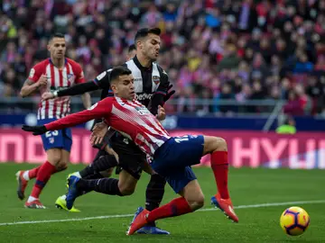 Correa trata de llegar a un balón ante el Levante Correa trata de llegar a un balón ante el Levante