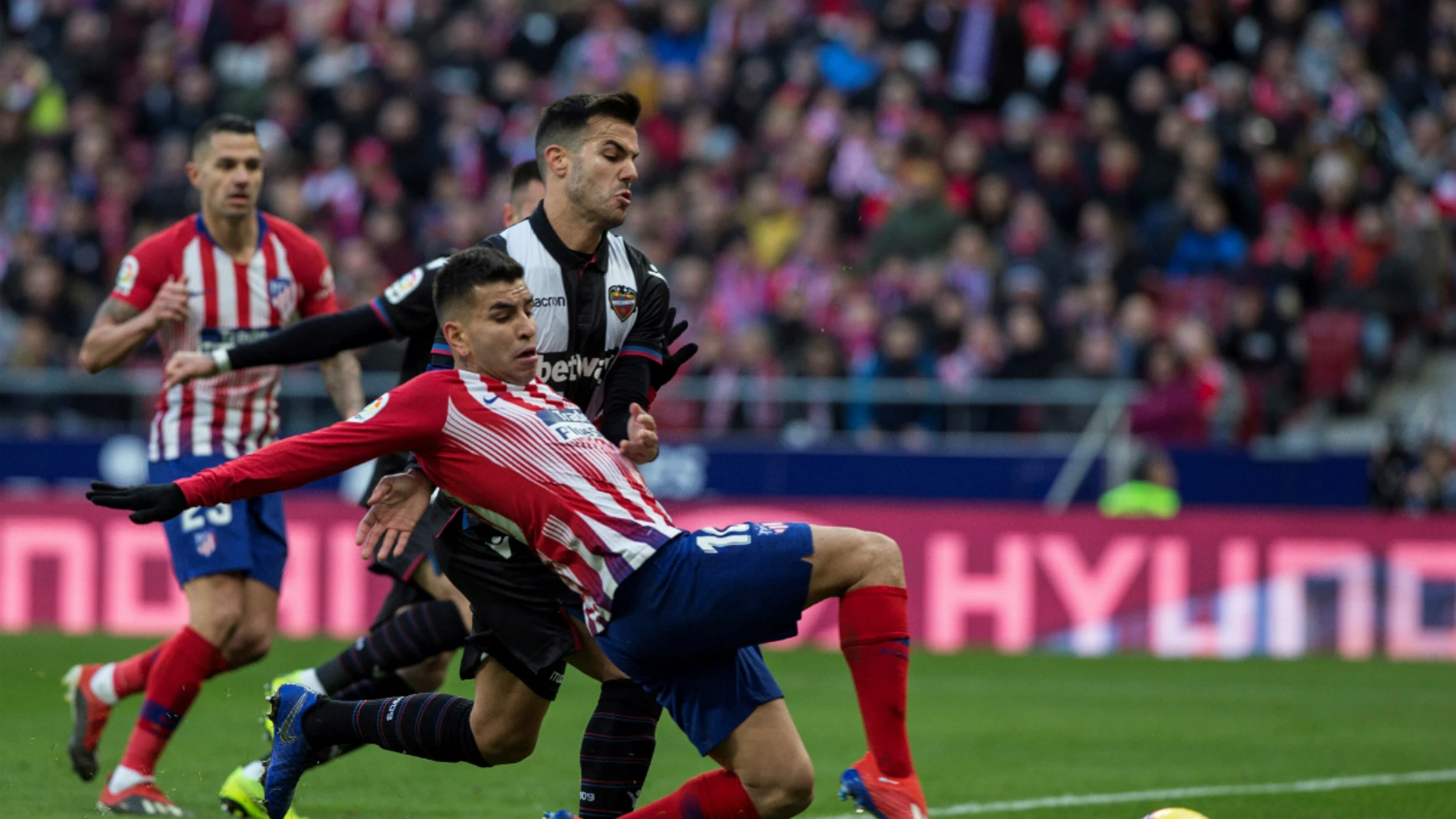 Correa trata de llegar a un balón ante el Levante Correa trata de llegar a un balón ante el Levante